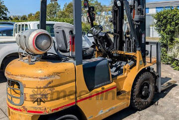 Caterpillar 2.5T Forklift LPG 4750mm Triplex Container Mast