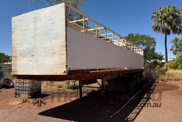 40 foot white cattle crate, tri-axle