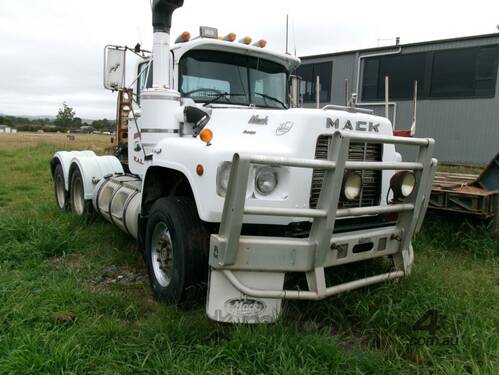 Mack Valueliner Prime Mover