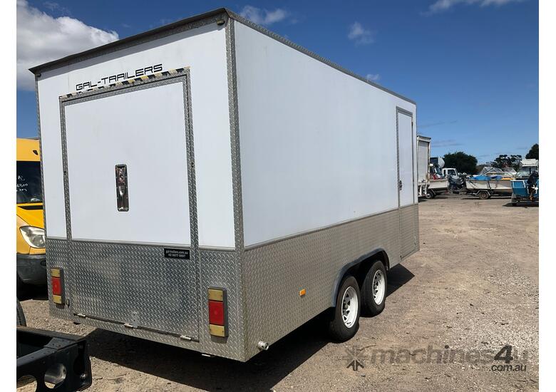2017 Unbranded Enclosed Tandem Axle Trailer
