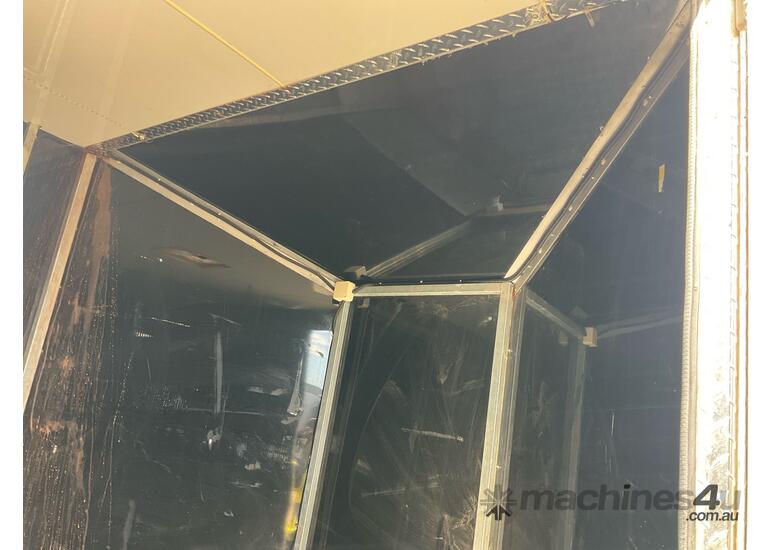 2017 Unbranded Enclosed Tandem Axle Trailer