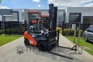 Toyota Forklift 2.5T Dual Wheels & Tyne Positioners (Unit#:U924)