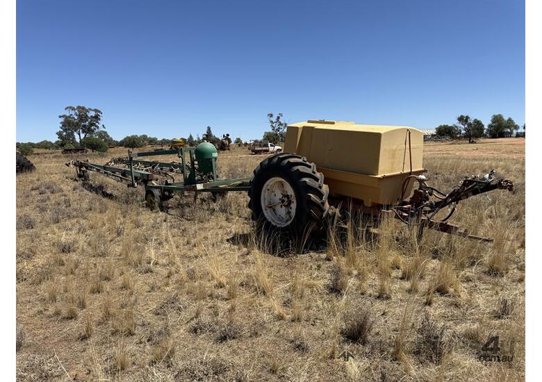 HARDIE 2400L BOOM SPRAY