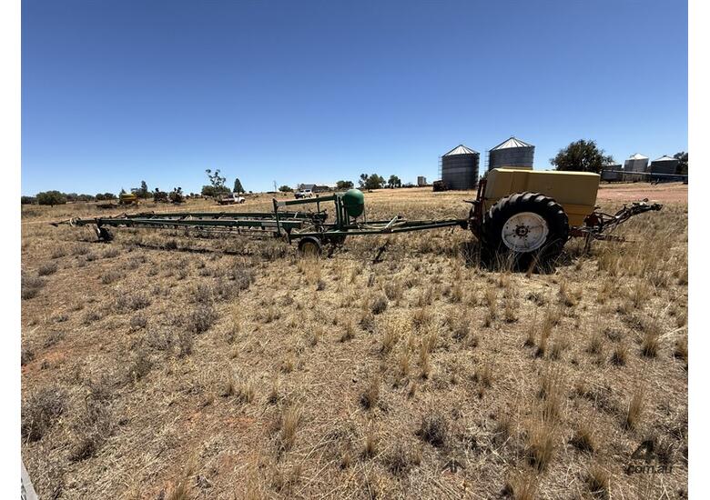 HARDIE 2400L BOOM SPRAY