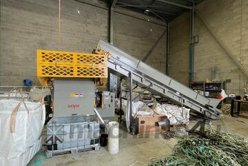 Genox V1000 Shredder with infeed / outfeed conveyors and crammer