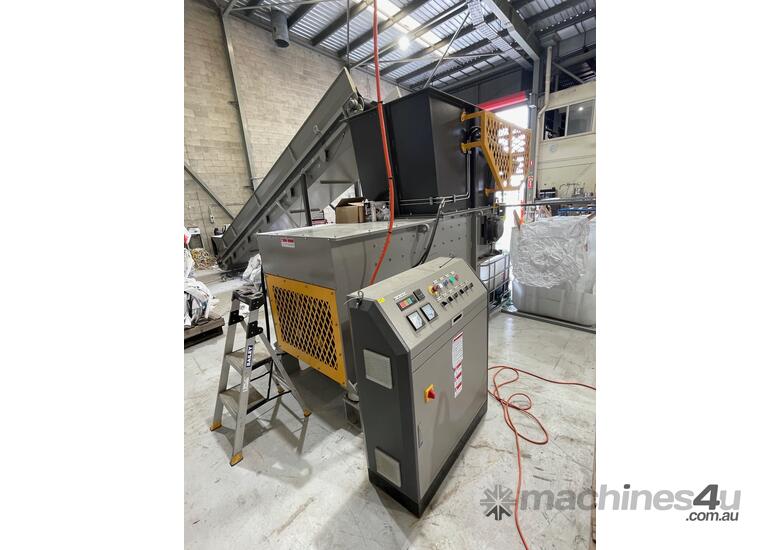 Genox V1000 Shredder with infeed / outfeed conveyors and crammer