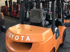 TOYOTA 7FD30 3 TON DIESEL FORKLIFT RUNS LIKE NEW - picture2' - Click to enlarge