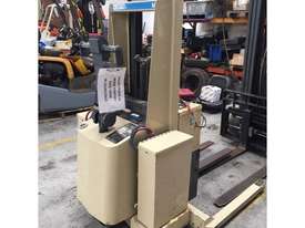 CROWN USED ELECTRIC STACKER - picture0' - Click to enlarge