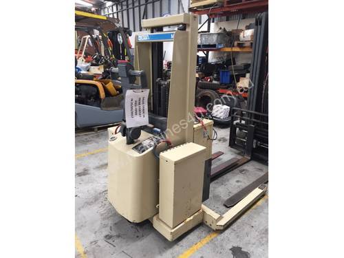 CROWN USED ELECTRIC STACKER