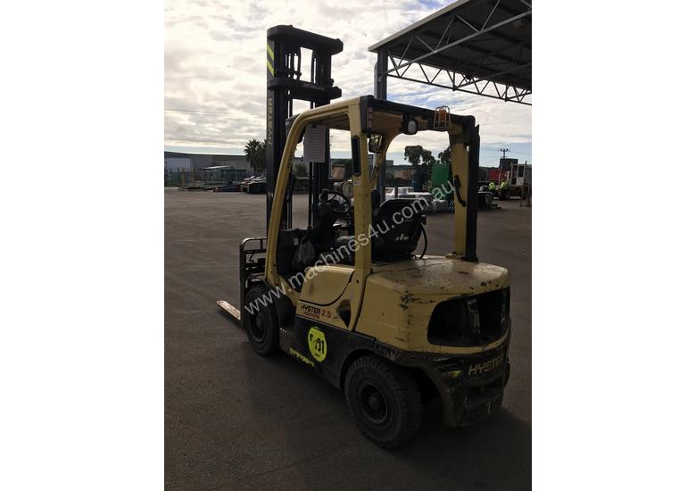 caption Diesel 2.5 Ton forklifts Hyster