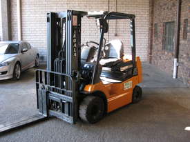 TOYOTA 7FB25 CONTAINER ENTRY - picture0' - Click to enlarge