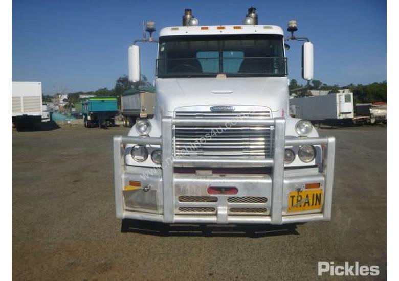 caption 2004 Freightliner Century Class FLX C120