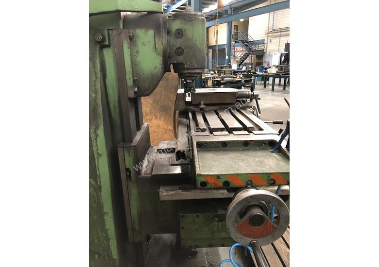caption UNIVERSAL MILLING MACHINE