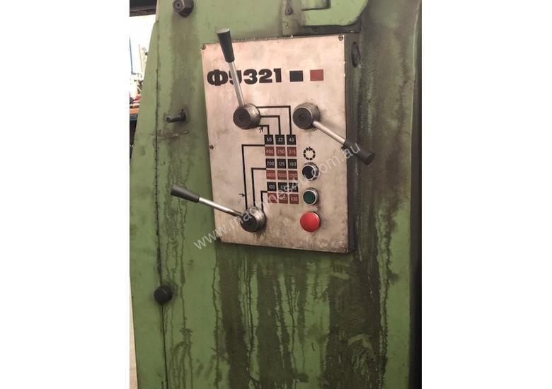 caption UNIVERSAL MILLING MACHINE
