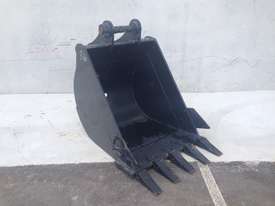 UNUSED 700MM TOOTHED DIGGING BUCKET SUIT 6-8T EXCAVATOR E080 - picture0' - Click to enlarge