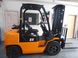 Hangcha 2.5T Forklift Nissan K25 engine Dual Fuel - picture0' - Click to enlarge