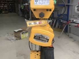 Beaver 3 tonne Electric chain hoist and electric trolly new. - picture0' - Click to enlarge