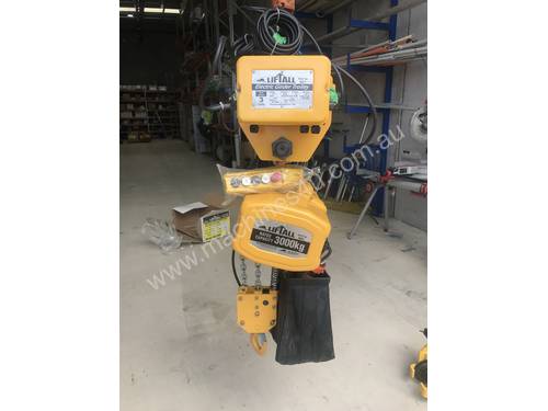 Beaver 3 tonne Electric chain hoist and electric trolly new.