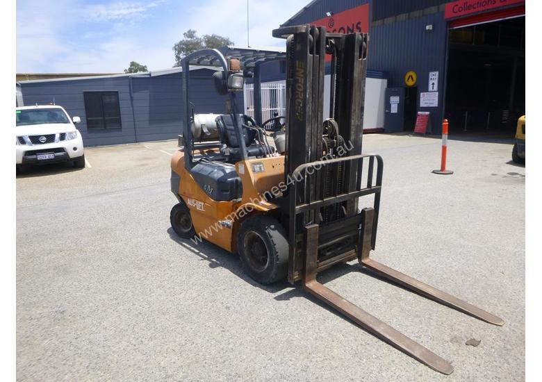 caption 2014 Enforcer FGL25T-MWA Container Mast - (GA1227)