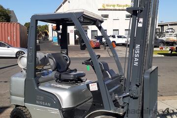 ACTIVE FORKLIFTS - NISSAN FORKLIFT LOW HOURS 2006 MODEL 5000MM LIFT SIDE SHIFT SOLID TYRES