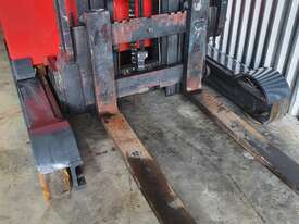 Linde Sit on Reach Truck with brand new batteries! - picture2' - Click to enlarge