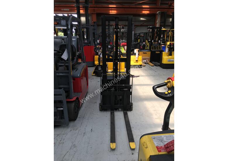 caption Battery Electric Walkie Stacker