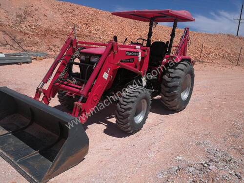 4WD Tractor. Low hours