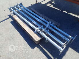 2M SCAFFOLDING & 4 X ACROW PROPS - picture2' - Click to enlarge