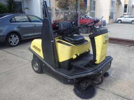 Sweeper for sale. Selling As is, great for parts or to fix. Grab a bargain! - picture0' - Click to enlarge