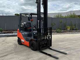 Forklift 1.8T Toyota Standard Mast With Tyne Positioners - picture0' - Click to enlarge