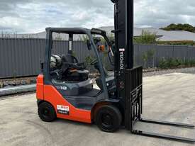 Forklift 1.8T Toyota Standard Mast With Tyne Positioners - picture0' - Click to enlarge