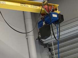 1000kg Chain Hoist 2018 (ONLY USED TWICE) - picture1' - Click to enlarge