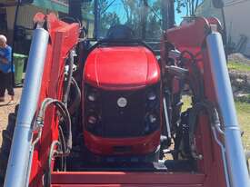 Armatrac  85HP with 4 in 1 loader, air cab, manual shuttle trans - picture0' - Click to enlarge