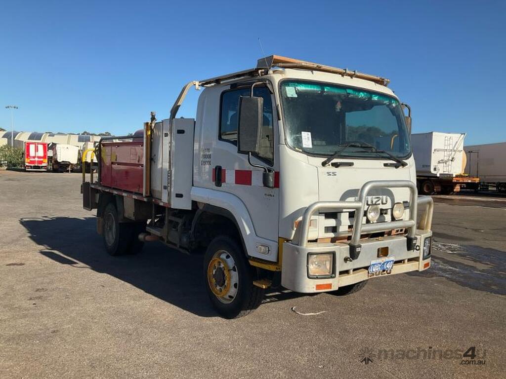 Buy Used 2010 Isuzu 2010 Isuzu FSS Fire Truck 4 x 4 Semi Trailer Truck ...