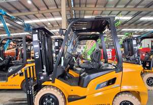 UN Forklift 3.5T Diesel - EXCLUSIVE BRAND NEW F SERIES 4.5M TRIPLEX MAST!!