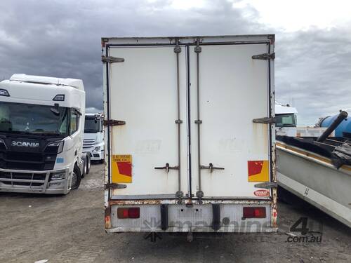 caption 2005 Hino FD1J Curtainsider