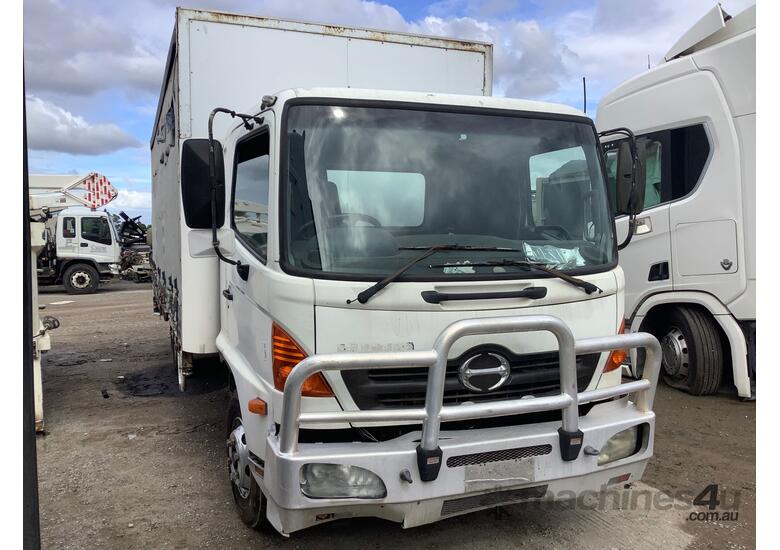 caption 2005 Hino FD1J Curtainsider