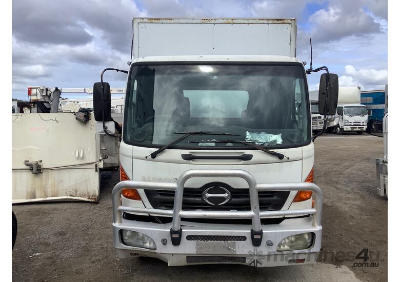 caption 2005 Hino FD1J Curtainsider