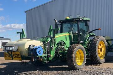 JOHN DEERE 8335R & HAYES 36M WEEDESEEKER