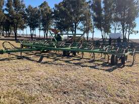 Trailing John Deere 40'chisel plough - picture0' - Click to enlarge