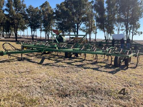 Trailing John Deere 40'chisel plough