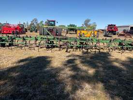 Trailing John Deere 40'chisel plough - picture0' - Click to enlarge