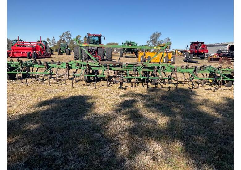 Trailing John Deere 40'chisel plough