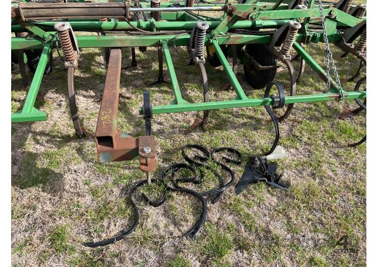 Trailing John Deere 40'chisel plough