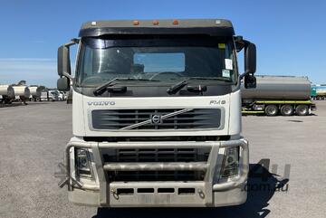 Volvo 2003   FM9 Hook Bin Truck Volvo 2003   FM9 Hook Bin Truck