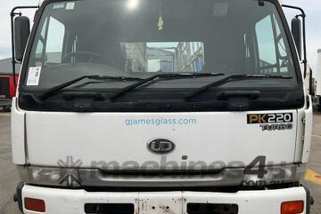 2000 Nissan UD PK220 Glass Truck