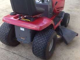 Murray (by Briggs & Stratton) Ride- on Mower - picture1' - Click to enlarge