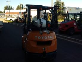 TOYOTA 42-7FGK30 7 SERIES 3.0 TON WITH CONTAINER MAST - picture2' - Click to enlarge