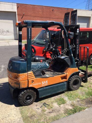 caption Used Toyota 7FB25 electric forklift
