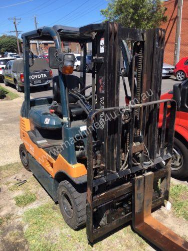 caption Used Toyota 7FB25 electric forklift